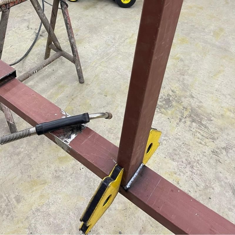 Fabricación de estructura para portón batiente. Soldadura con sistema MIG en caño estructural 140x3mm para reforzar la estructura del portón. Trabajo realizado por HERREELEC.